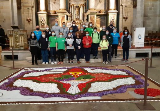 Os alfombristas de Miño desprázanse ata Santiago para elaborar un tapiz conmemorativo do Corpus